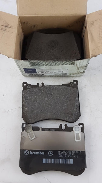 MERCEDES-BENZ Brake Pad Set A0084200220