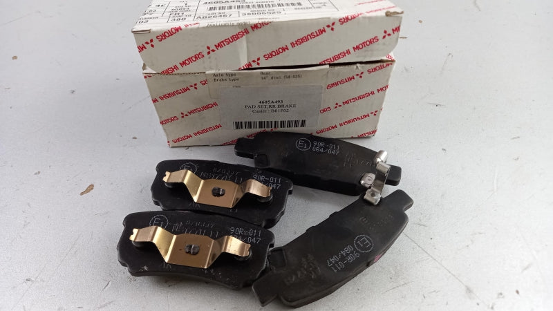 MITSUBISHI Brake Pad Set 4605A493