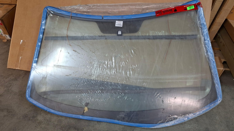 MITSUBISHI Windscreen 6102A084